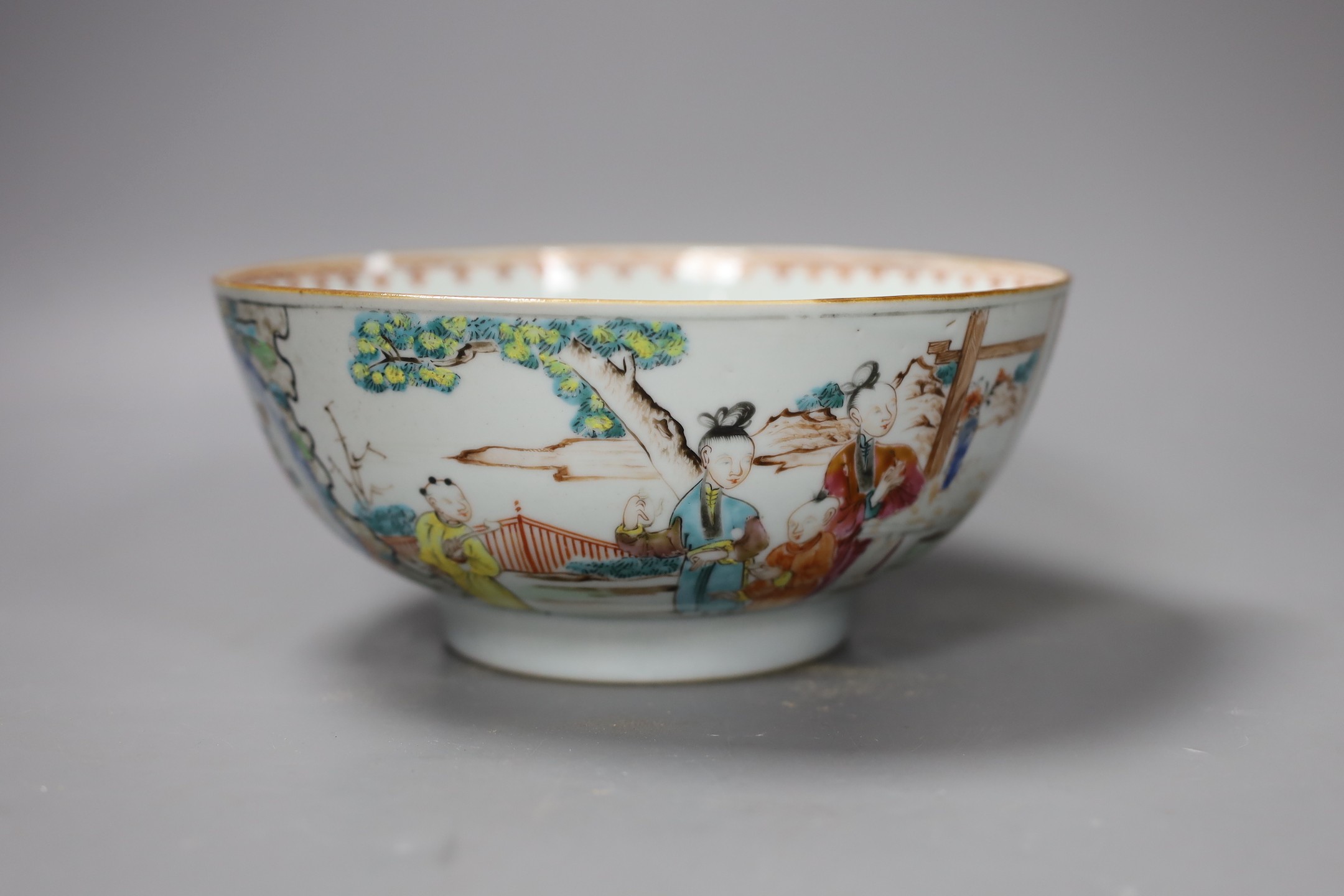 An 18th century Chinese export famille rose bowl, 20cm diameter